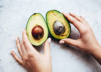 9 façons de savourer (oui) le noyau d’avocat !