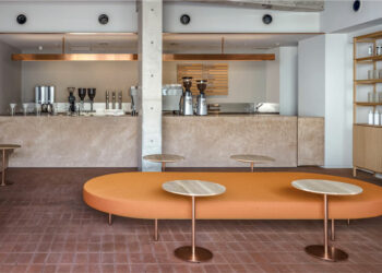 Café en bouteille bleue Shiroiya Cafe par Keiji Ashizawa Design