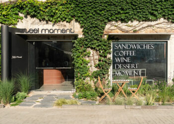 Café et boulangerie Steel Moment par Assemble Project