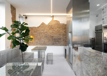 Décor en acier inoxydable au Bowl Cafe Kiev