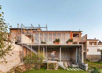 Maison à étage ouvert par SAU Taller d’Arquitectura