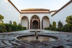 Cours.  Belle cour avec fontaines d'eau à l'intérieur de l'Alcazaba dans la ville de Malaga, Andalousie.  Espagne.  Forteresse médiévale de style arabe