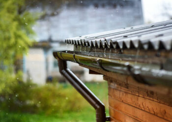 6 façons intelligentes d’empêcher l’eau de pluie d’endommager votre maison
