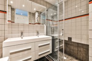 Salle de bain simple avec douche à l'italienne et deux lavabos