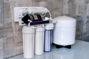 Système de filtration domestique.  Notion de traitement de l'eau.  Utilisation de filtres à eau à la maison.  Technique spéciale pour la maison.