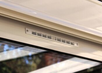 Comment Peut-on poser un store sur une fenêtre PVC avec sortie d'air ?