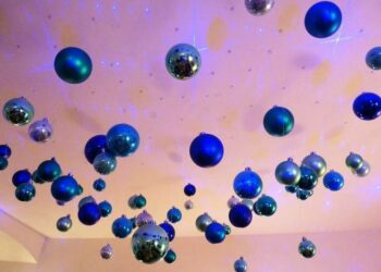 Comment accrocher des boules au plafond ?