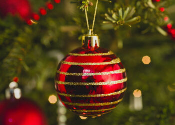 Comment accrocher les boules sur un sapin ?