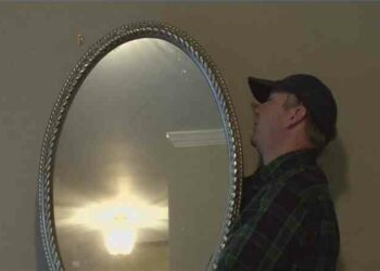 Comment accrocher un miroir nissedal ?