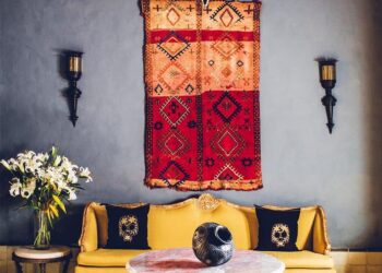 Comment accrocher un tapis rond au mur ?