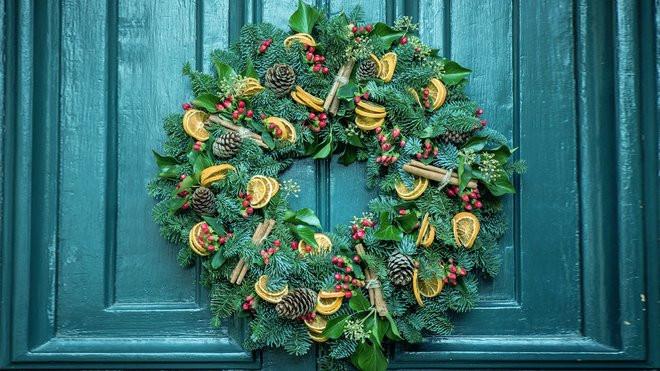 Comment accrocher une couronne de Noël à la porte