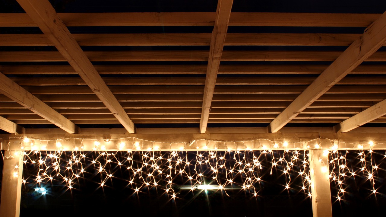 Comment accrocher une guirlande lumineuse au mur extérieur sans trou