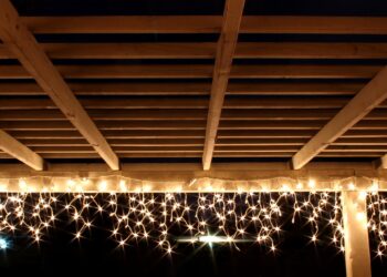 Comment accrocher une guirlande lumineuse sans faire de trou ?