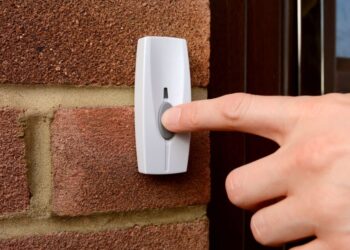 Comment accrocher une sonnette ?