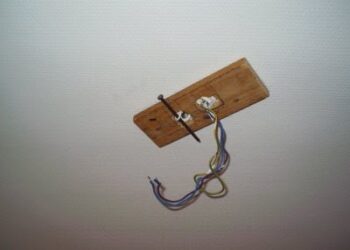 Comment accrocher une suspension au plafond sans percer ?