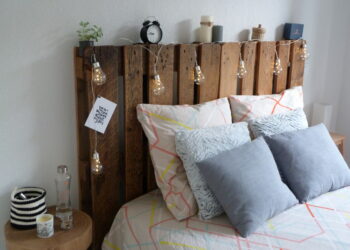 Comment accrocher une tête de lit ?