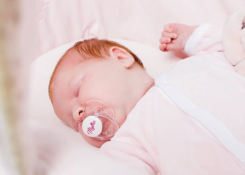 Comment aider bébé à dormir avec un rhume ?