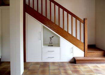 Comment aménager sous un escalier ouvert ?