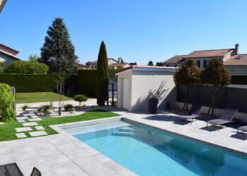 Comment aménager une terrasse autour d'une piscine ?