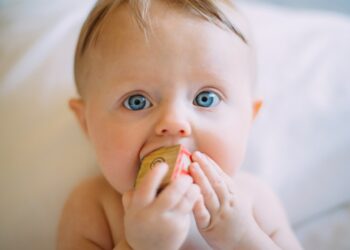 Comment asseoir bébé 4 mois pour manger ?