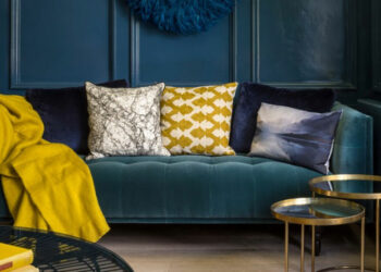 Comment associer un pantalon bleu canard ?