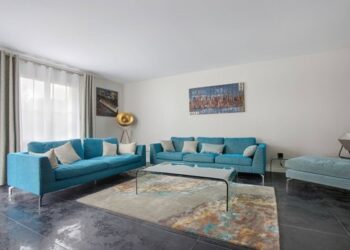 Comment assortir deux canapés différents ?