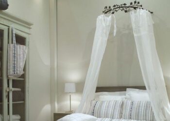 Comment attacher un ciel de lit au mur ?