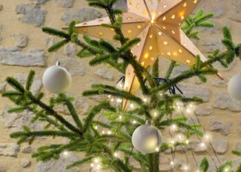 Comment bien mettre une guirlande sur un sapin ?