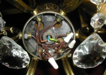 Comment brancher un lustre qui a 2 fils ?
