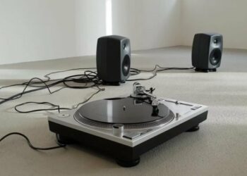 Comment brancher une platine vinyle sur une enceinte ?