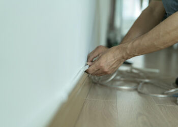 Comment cacher des câbles le long d'un mur ?