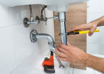 Comment cacher la colonne d'un lavabo ?