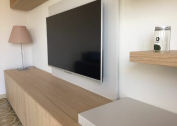 Comment cacher l'arrière d'un meuble TV ?