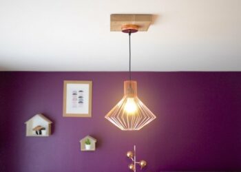 Comment cacher le trou du plafonnier ?