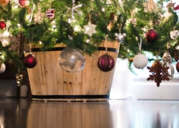 Comment cacher pied de sapin de Noël ?