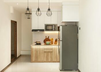 Comment cacher un frigo dans une cuisine ouverte ?