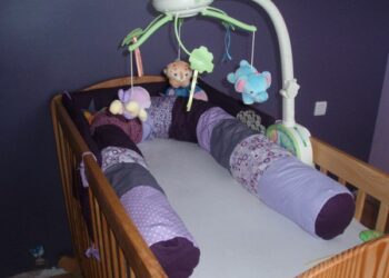 Comment caler bébé dans un lit incliné ?