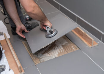 Comment camoufler un carrelage abîmé ?