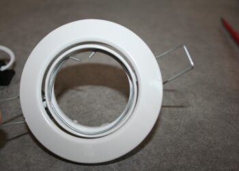 Comment changer ampoule spot encastrable sans clips ?