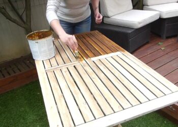Comment changer la couleur d'une table en bois ?