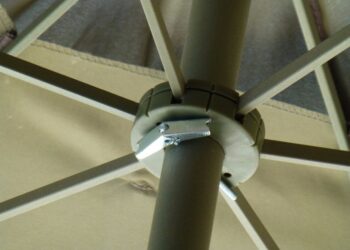 Comment changer la ficelle d'un parasol déporté ?