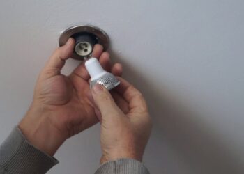 Comment changer une ampoule LED intégrée ?