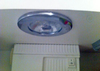 Comment changer une ampoule halogène G9 ?