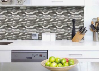 Comment coller crédence adhésive sur carrelage ?