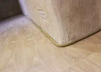 Comment coller de la corde sur un mur ?