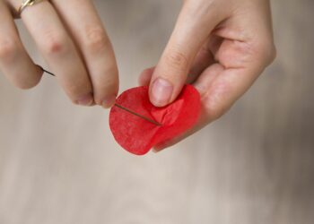 Comment coller du papier de soie sur du verre ?