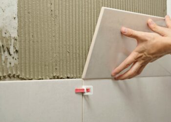 Comment coller un autocollant sur un mur ?