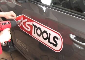 Comment coller un sticker sur une vitre de voiture ?
