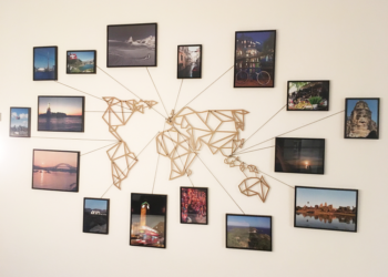 Comment coller une carte au mur ?