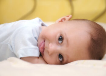 Comment corriger tête plate de bébé ?